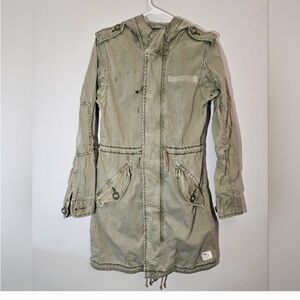 Aritzia TNA Utility/ Military Style Jacket. Green. 
SIZE M